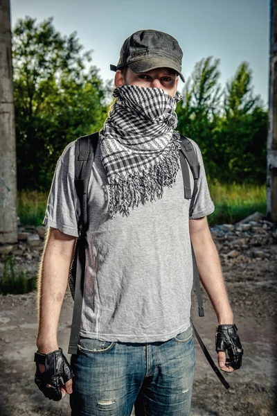 Uomo che copre il viso con una sciarpa. Concetto di terrorismo . — Foto Stock