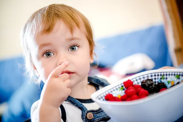 딸기를 먹는 사랑 스러운 작은 소녀 — 스톡 사진