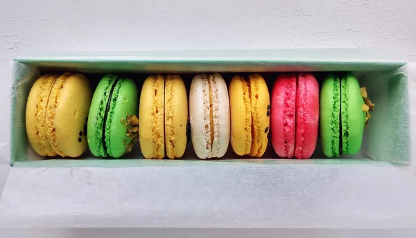 Různé příchutě a barvy macarons — Stock fotografie