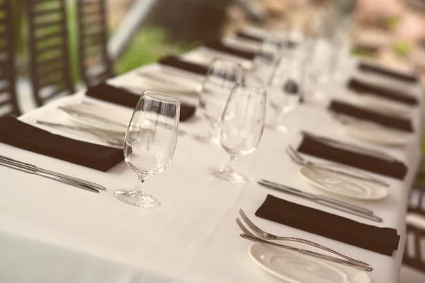 Configuración de la mesa. Vasos y platos sobre mesa en un restaurante —  Fotos de Stock