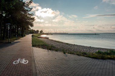 Nida tatil beldesi Curonian Lagoon üzerinde gündoğumu