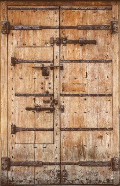 Metal kilitleri ile eski ahşap kapı