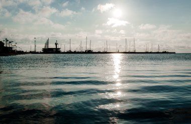Gündoğumu liman Curonian Lagoon içinde üzerinde