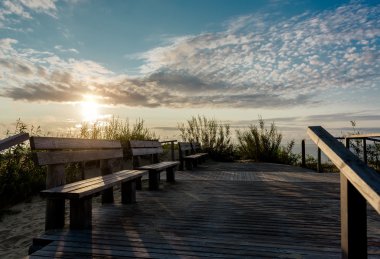 Nida resort kasabada gündoğumu Curonian üzerine tükürmek