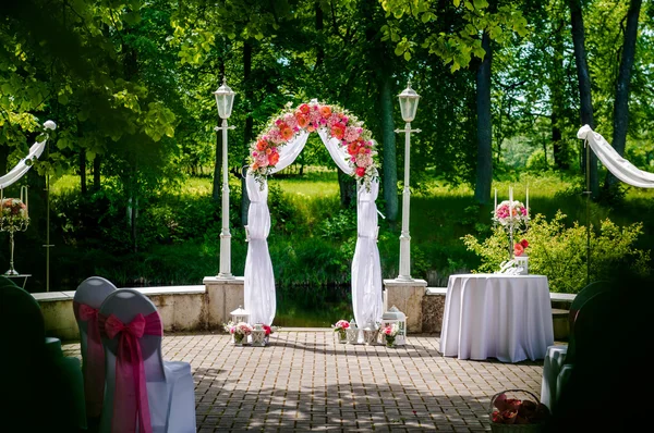 Arc de nunta in aer liber — Fotografie, imagine de stoc