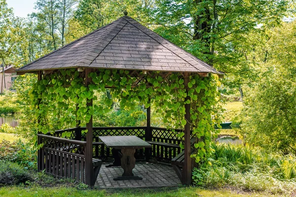 Gazebo de madera sobre el paisaje de verano — Foto de Stock