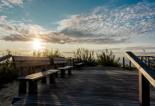 Nascer do sol sobre o cuspo Curoniano na cidade resort Nida — Fotografia de Stock