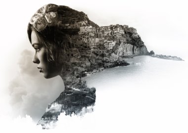 Bir kadın ve Manarola görünümünü çift pozlama portresi
