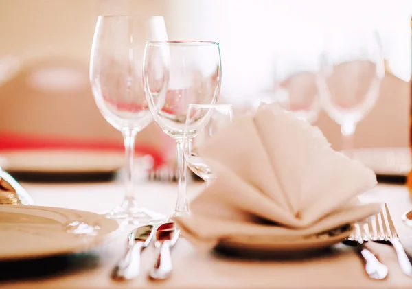 Wedding table. Close-up of folded napkin and empty glasses — Stock Photo, Image