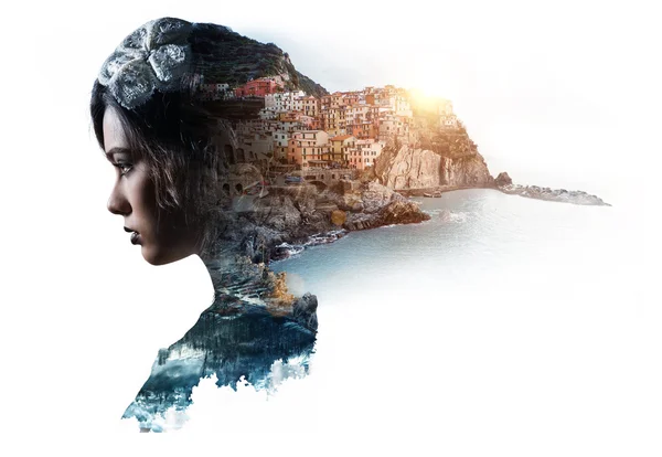 Bir kadın ve Manarola görünümünü çift pozlama portresi