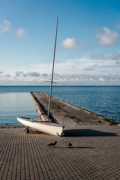 Één boot in de Nida-pier. Koerse Haf, Neringa. Litouwen — Stockfoto