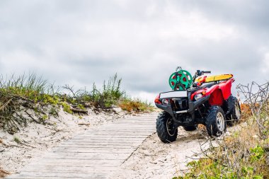 Quad Bisiklet Baltık Denizi kumlu İlerlenilen Park. Litvanya