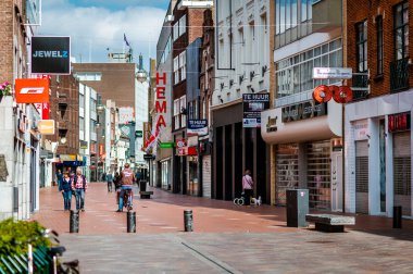 Eindhoven ana ticari sokakta yürürken insanlar