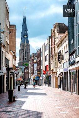 Eindhoven ana ticari sokakta yürürken insanlar