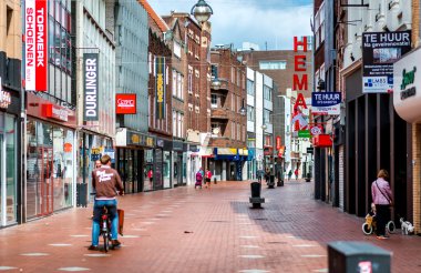 Eindhoven ana ticari sokakta yürürken insanlar