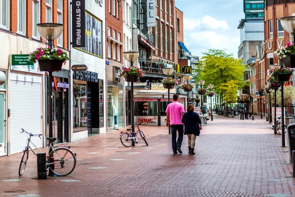 Gente caminando por la calle comercial principal de Eindhoven — Foto de Stock