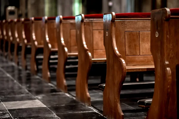 Drewniane ławki z rzędu w kościele — Zdjęcie stockowe