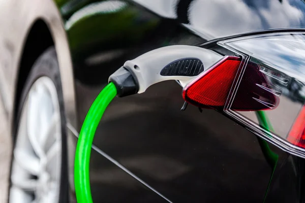 Електрична зарядка автомобіля на зарядній станції EV — стокове фото