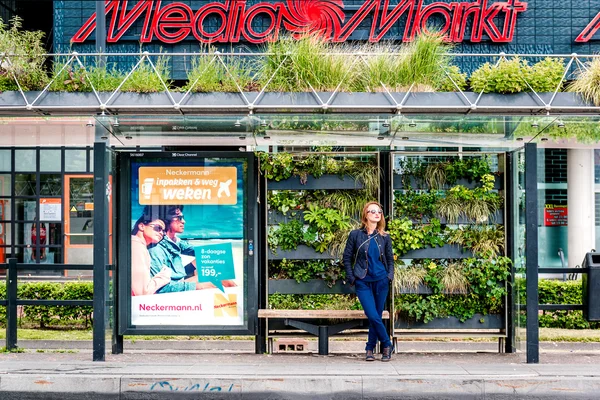 Eindhoven green bus stop — Stock Photo, Image