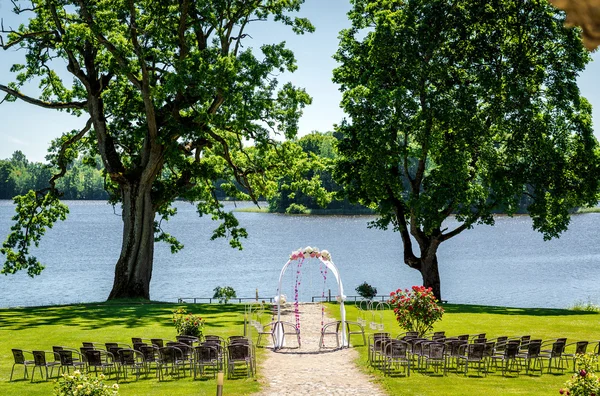 Lakeside wedding ceremony — Stock Photo, Image