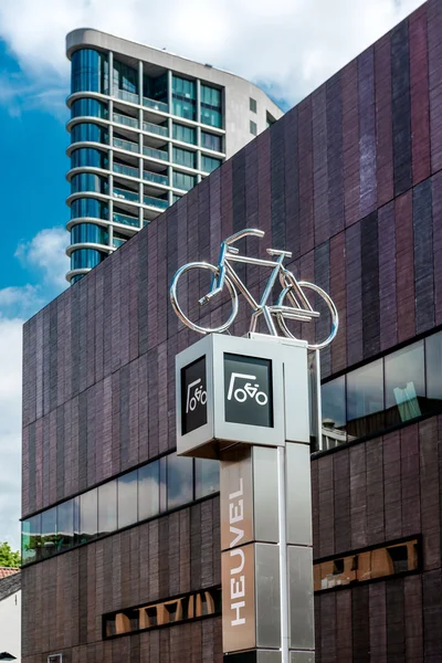 Sinal de estacionamento de bicicleta no centro da cidade de Eindhoven. Países Baixos — Fotografia de Stock