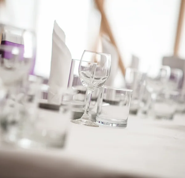 Mesa de banquete. Primer plano de vasos vacíos. Enfoque selectivo —  Fotos de Stock