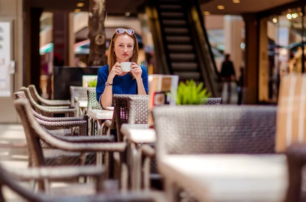 Kvinna som dricker kaffe på restaurang — Stockfoto