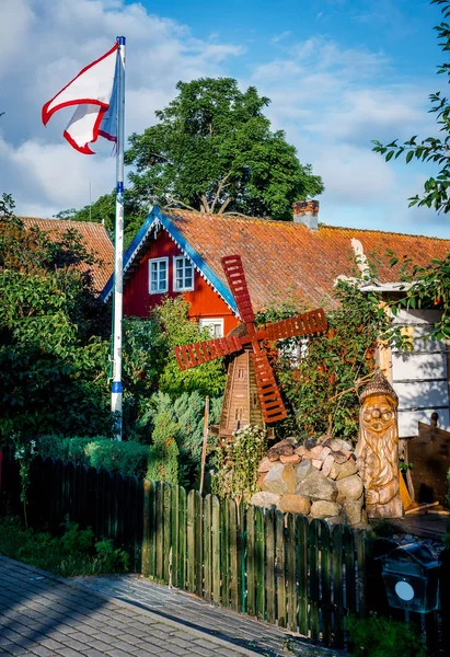 Typical rustic yard in Nida. Nida is a resort town — Stock Photo, Image