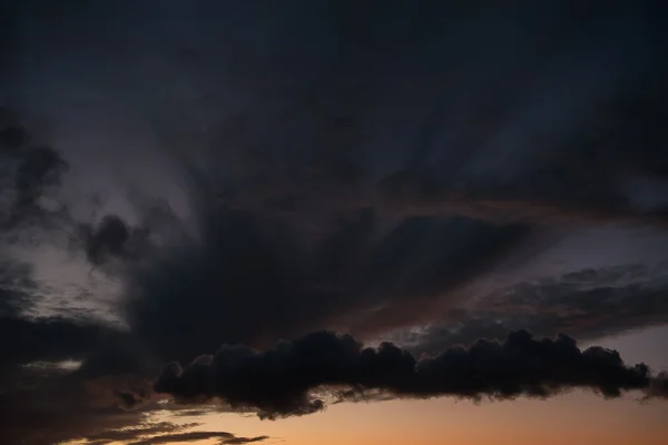 Hermoso atardecer canario, cielo dramático. Tenerife, Islas Canarias — Foto de Stock