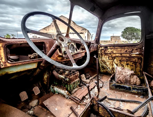 Régi és rozsdás teherautó vezetőfülke belső — Stock Fotó