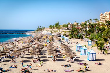 Pitoresk El Duque Beach'te güneşlenirken insanlar