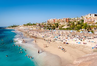 Pitoresk El Duque Beach'te güneşlenirken insanlar