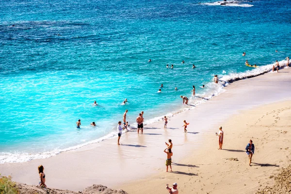 La gente en la pintoresca playa de El Duque — Foto de Stock