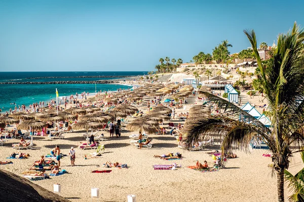 Människor sola i den pittoreska stranden El Duque — Stockfoto