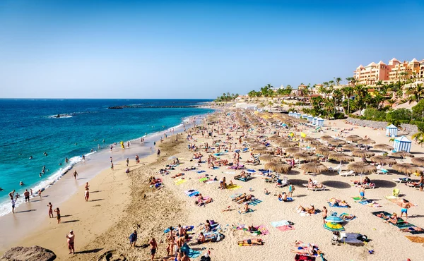 Pitoresk El Duque Beach'te güneşlenirken insanlar — Stok fotoğraf