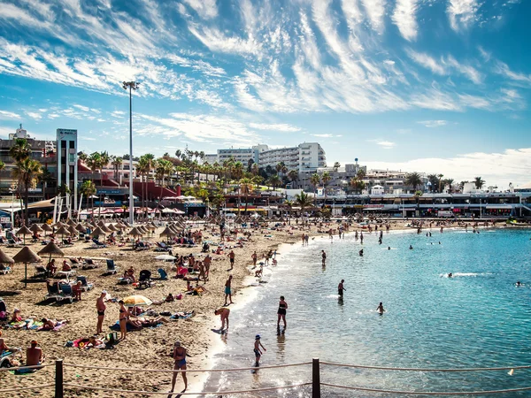 Multitud de personas nadando y tomando el sol — Foto de Stock