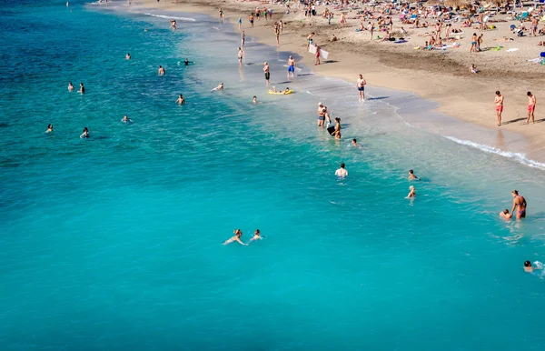 Mensen zwemmen en zonnebaden op het strand El Duque — Stockfoto