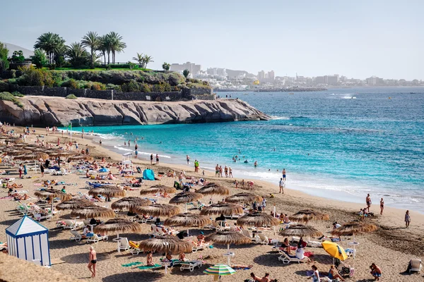 People sunbathing on the El Duque beach. Tenerife — Stock Photo, Image