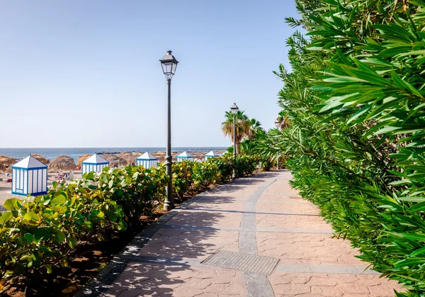 Nadmorskiej promenady wzdłuż plaży El Duque. Teneryfa — Zdjęcie stockowe