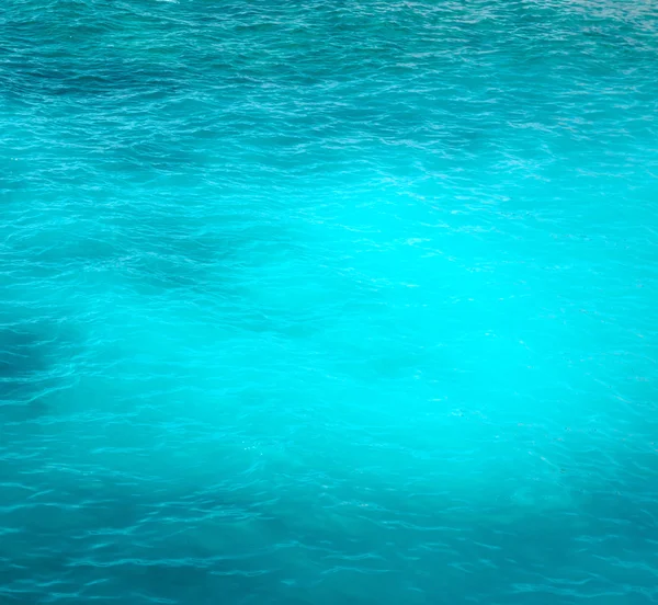 Contexte d'une eau de mer turquoise lumineuse avec des ondulations douces — Photo