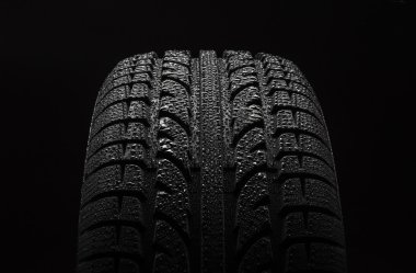 Su damlaları ile siyah arka plan üzerinde lastik