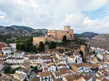 Velez-Blanco 'nun insansız hava aracı görüntüsü, İspanya, Endülüs, Almerya' nın pitoresk bir köyü. 16. yüzyıl Rönesans kalesi ve şehir manzarası
