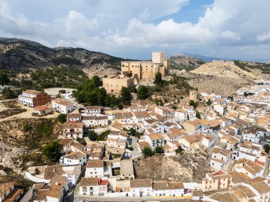 Velez-Blanco 'nun insansız hava aracı görüntüsü, İspanya, Endülüs, Almerya' nın pitoresk bir köyü. 16. yüzyıl Rönesans kalesi ve şehir manzarası