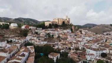 Velez-Blanco köyünün insansız hava aracı görüntüsü. İspanya