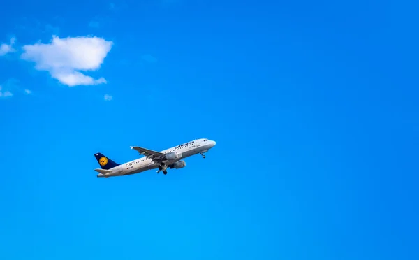 Vliegtuig in de blauwe lucht — Stockfoto