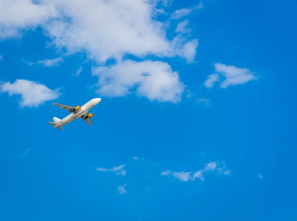 Flygplan i den blå himlen. Avgång från Ibiza flygplats — Stockfoto