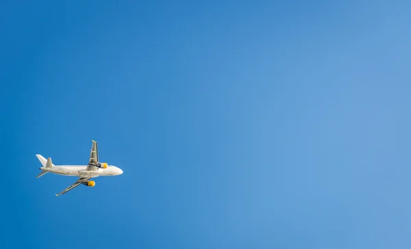 Vliegtuig in de blauwe lucht. Vertrek vanaf de luchthaven van Ibiza — Stockfoto