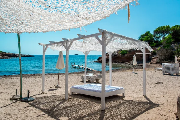 Venkovní kabiny. Ibiza nudistická pláž. — Stock fotografie