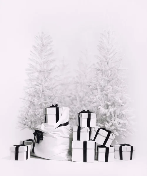 Arbres de Noël avec sac et tas de boîtes cadeaux — Photo