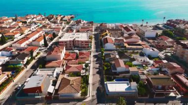 Güneşli bir günde Akdeniz manzaralı Torre de la Horada 'nın hava manzarası. İspanyol tatil köyü, seyahat ve turistik yerler konsepti. Costa Blanca, Alicante ili, İspanya